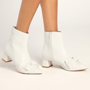 Lulus Femmie White Pointed-toe Bow Booties - Size 5.5